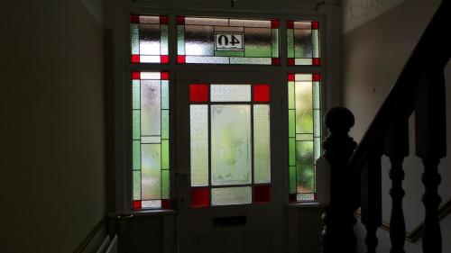 Late Victorian simple design featuring etched glass